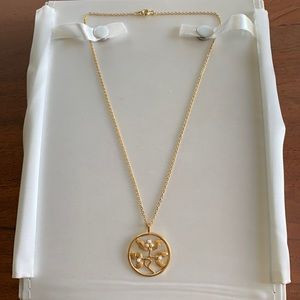 Beautiful Gold Tone Flower Necklace approx. 16”